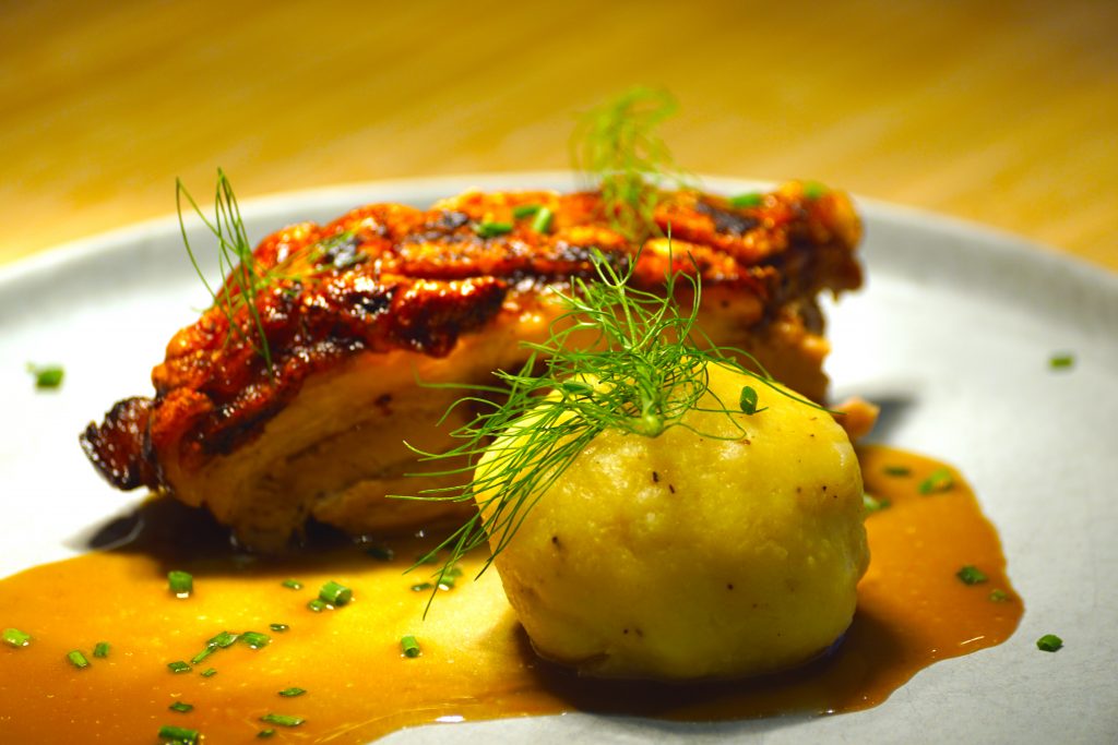 Schweinsbraten mit Kartoffelknödel und Biersoße - The Frenchie Kitchen Club