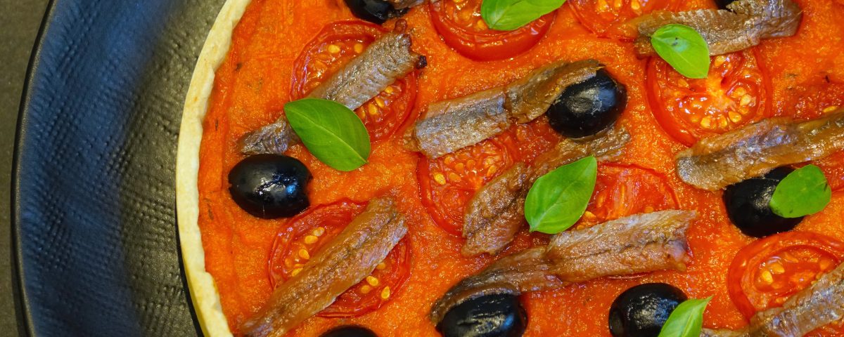 Tomaten Tarte mit Oliven und Anchovis - The Frenchie Kitchen Club